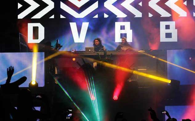 DVBBS en el escenario.