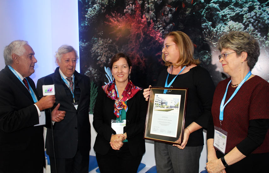 Manuel Méndez, representante en México de DW; Héctor Parker, de Red México; Andrea Hugemann, de Distribución de DW en las Américas; Lucila Uribe, directora de Radio y Televisión Mexiquense, canal homenajeado; y Magdalena Acosta, del Canal Judicial, en la entrega del galardón de reconocimiento a la televisora de México.