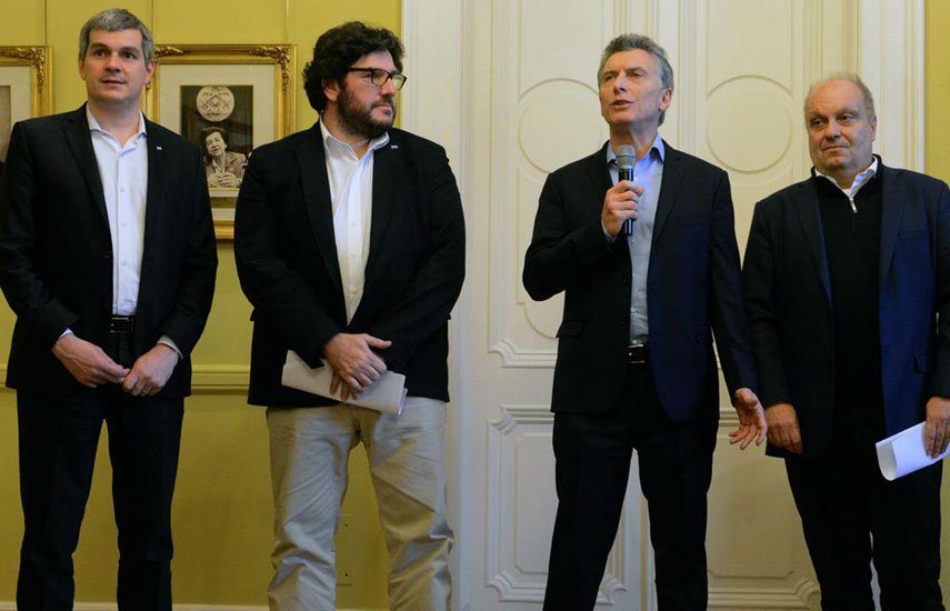 DYN El presidente Mauricio Macri en el momento de anunciar el fondeo oficial al sector audiovisual, junto a parte de su gabinete nacional.