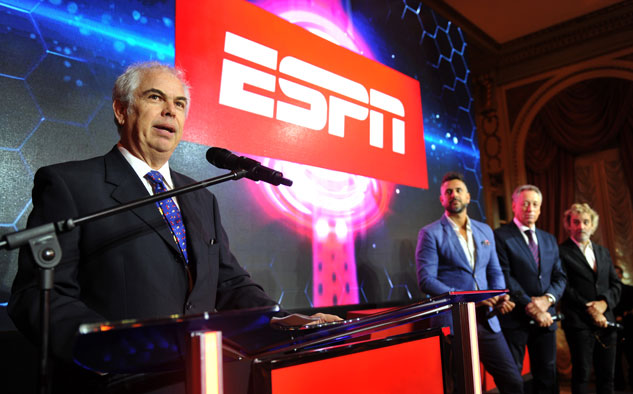 ESPN Guillermo Tabanera, VPS y gerente general de ESPN Latinoamérica, en la presentación, junto a los talentos Leo Montero, Quique Wolff y Mex Urtizberea.