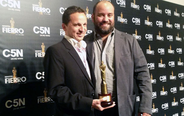 Pablo Ferreira y Nicolás Fedrizzi, del staff SportsCenter, con el Martín Fierro al mejor Noticiero Deportivo.