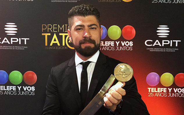 Pablo Stecco, uno de los talentos más reconocidos del noticiero deportivo de ESPN, recibiendo el Premio TATO de Capit.