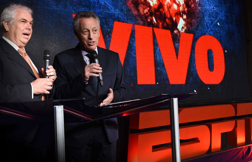Guillermo Tabanera, VPS y gerente general de ESPN Latinoamérica, junto a Quique Wolf, símbolo de la cadena, y presentador oficial del Upfront.