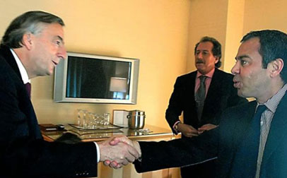 Infobae Néstor Kirchner, entonces presidente argentino, saluda a David Martínez, el empresario mexicano estadounidense de Fintech.
