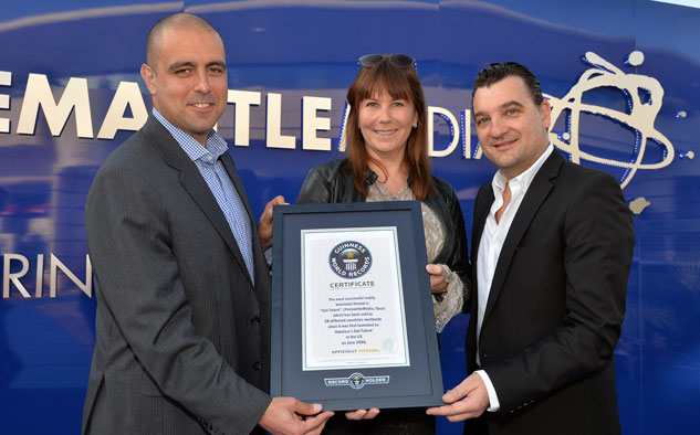 Rob Molloy, director de Contenidos Globales de TV y Ventas de Guinness World Records; Diana Buddingh, directora de Producción de Entretenimiento Global de FremantleMedia y George Levendis, jefe de Producción Internacional de Syco Entertainment, con el reconocimiento por superar todas las marcas.