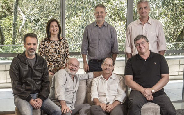 Globo En el centro, de pie, Carlos Henrique Schroder, tras anunciar el nuevo modelo de gestión de Entretenimientod de Globo. A su lado, la directora de Desarrollo Artístico, Monica Albuquerque, y el diretor de Producción, Eduardo Figueira. Sentados, los directores de género Ricardo Waddington, Silvio de Abreu, Guel Arraes y Boninho.