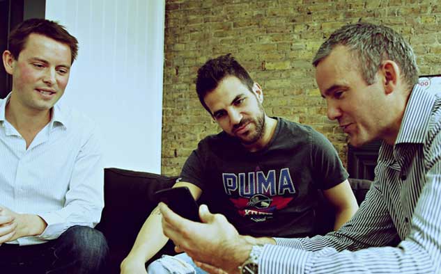 El fundador de Grabyo, Will Neale, junto a la ex estrella del Barcelona y actual jugador del Chelsea de Inglaterra, Cesc Fábregas, y Gareth Capon, CEO de la start-up.