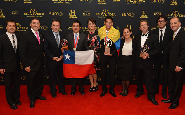 Tras la gala, directivos de History, ganadores y jurados de la iniciativa social: Miguel Brailovsky, gerente general de History Latin America; Eddy Ruiz, presidente y gerente general de A+E Networks Latin America; Juan Pablo Swett, Hans Araya, Maria Laura Santillan, Wiesner Osorio, Patricia García, Gerardo Nungaray, el músico Andres Cepeda y Cesar Coletti, vicepresidente de Marketing de History Latin America.