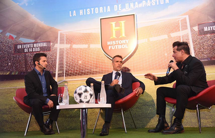 Miguel Brailovsky, VP Sénior de Producción y Programación, y César Sabroso, VP Sénior de Marketing, Afiliados y Corporate Communication, de A+E Networks Latin America, dialogan con el astro del fútbol internacional, Gabriel Batistuta.