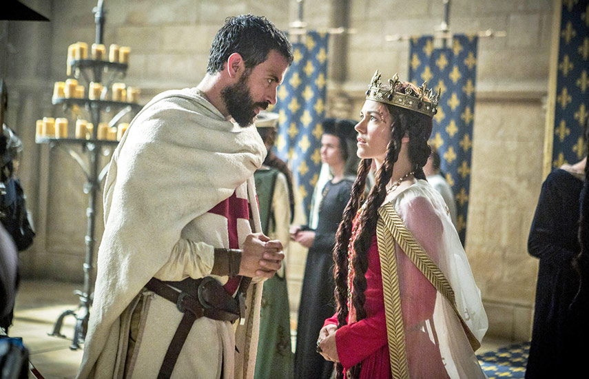 Knightfall se adentra en el mundo clandestino de esta legendaria hermandad de monjes guerreros para enseñarnos quiénes eran estos caballeros, cómo vivieron y en que creían al momento de su muerte.