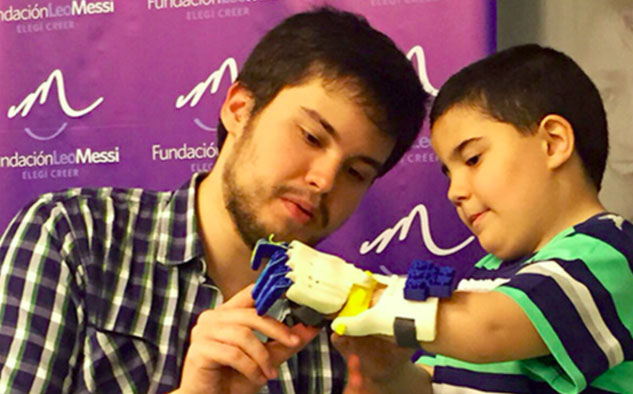 El argentino Gino Tubaro, de 20 años, y su creación. Otra iniciativa suya fue premiada recientemente por el MIT.