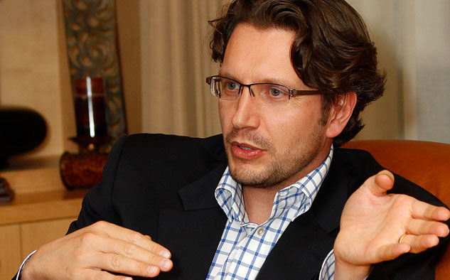 Erik Huggers, cabeza de Intel Media y vicepresidente de Intel, ex Microsoft y ex BBC, fue el responsable de crear el equipo de OnCue con expertos en alta tecnología y media, llegados desde Apple, Netflix, Microsoft, Sky TV y Sony.