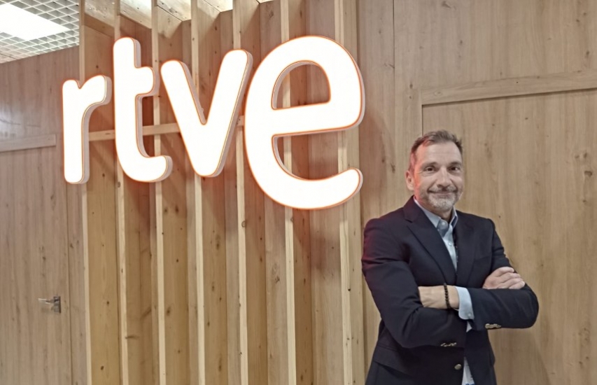 Javier González en el enorme y elegante stand de RTVE en el expocongreso de Cannes.