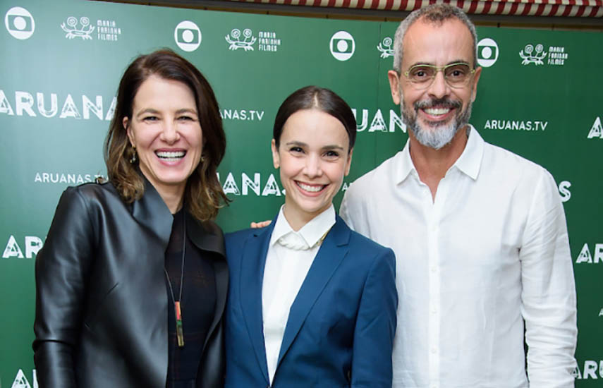 La actriz de la serie Debora Falabella (centro) junto a los autores de Aruanas, Estela Renner y Marcos Nisti, durante la presentación en el Electric Cinema.