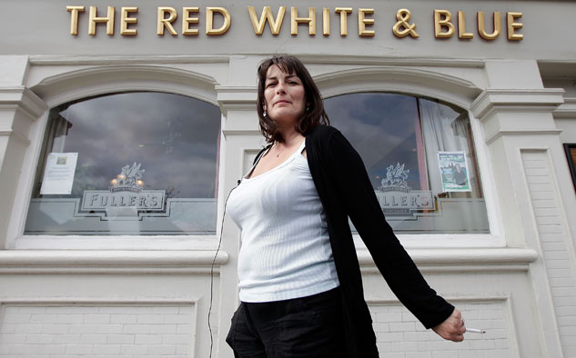 Karen Murphy, en su bar de Portsmouth.