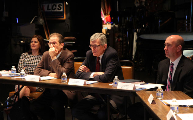 CTIA Krista Witanowski y Scott Bergmann, representando a CTIA, en los extremos, junto a Jonathan Sallet, general counsel de la FCC, y Tom Wheeler, presidente de la FCC, en la prueba en KCLS.