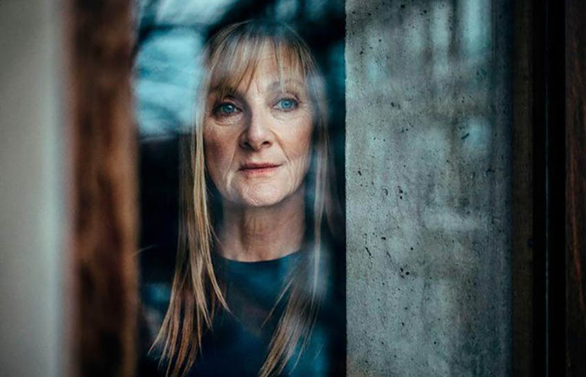 Before We Die se basa en la serie sueca homónima de cine negro y está protagonizada por Lesley Sharp como la detective Hannah Laing.