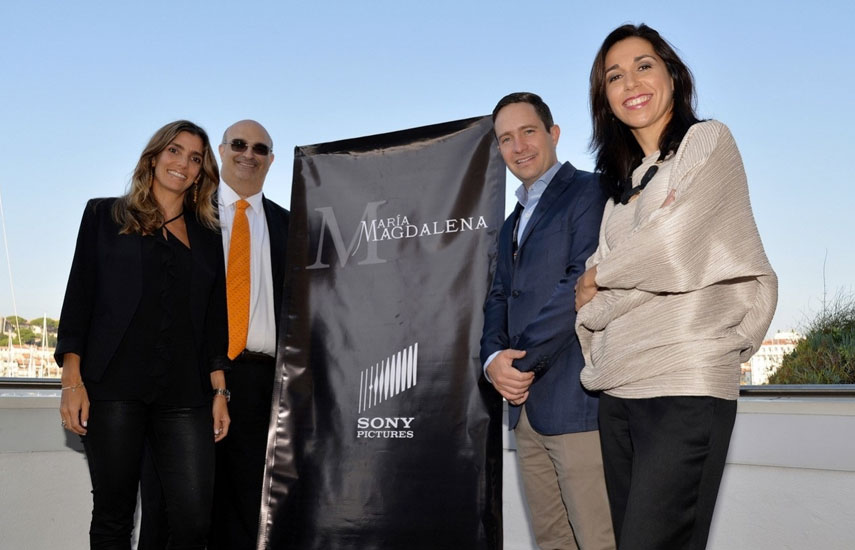 Steve Eastell Angélica Guerra, Alexander Marin, Benjamin Salinas Sada y Fidela Navarro, en Cannes, tras la presentación de la nueva serie.