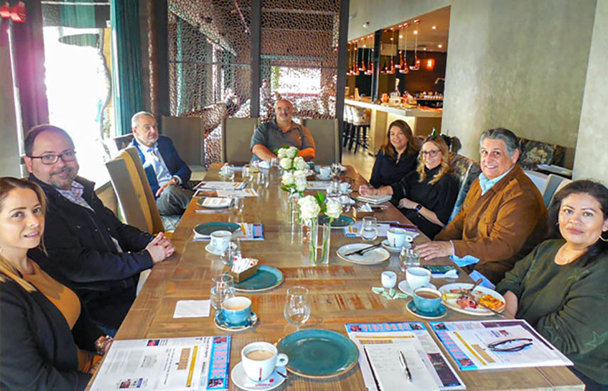 Ana Castillo, Jose Luis Gascue, Jorge Fiterre, Alexander Marin, Claudia Olachea Silva, Isabella Marquez, Cesar Diaz, y Helen Jurado, en la reunión de este jueves con el editor de VideoAge, Dom Serafini.