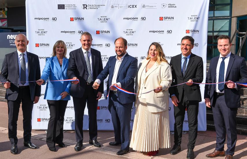MIPCOM y el corte de cinta que abrió la celebración de España como motor del audiovisual mundial. Las autoridades del organizador RX y las del país de honor en la ceremonia simbólica principal.