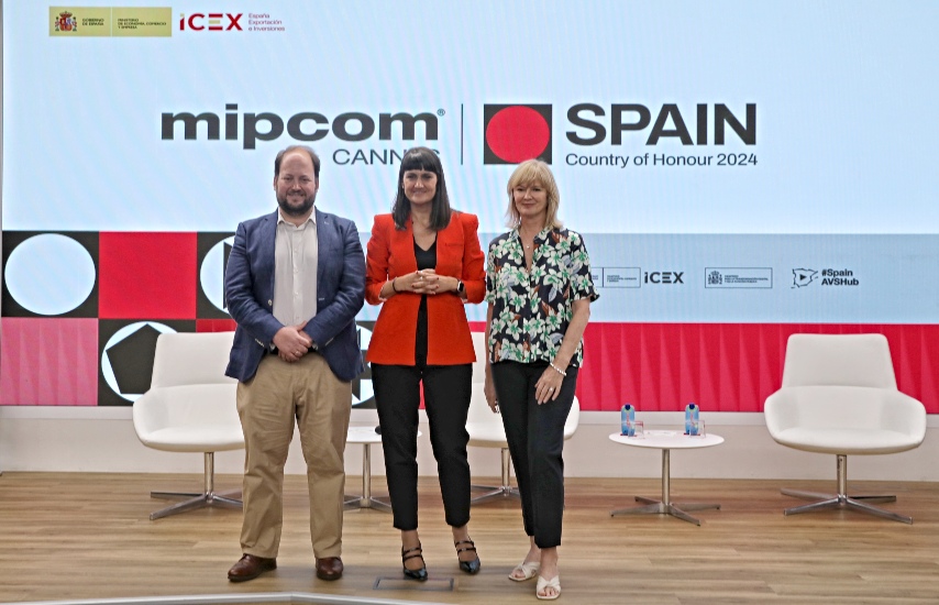 Pablo Conde, director general de Internacionalización de ICEX; María González Veracruz, secretaria de Estado de Telecomunicaciones e Infraestructuras Digitales de España, y Lucy Smith, directora de MIPCOM Cannes y MIP London, al final del anuncio oficial del 'País de Honor 2024', realizado en la mañana de este jueves 6.