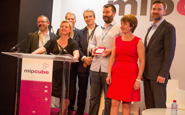 Olivier Ezratty En el centro, con el reconocimiento al ganador en mano, Eliott Reilhac, CEO de TVTY. De izquierda a derecha, el jurado: Gary Woolf (All3media), Kirsty Hunter (Sony Pictures TV), Rhys Noelke (RTL Group), Eric Scherer (FranceTélévisions), Christopher Barry (A + E TV Networks), y Laurine Garaude (organizadora Reed MIDEM).