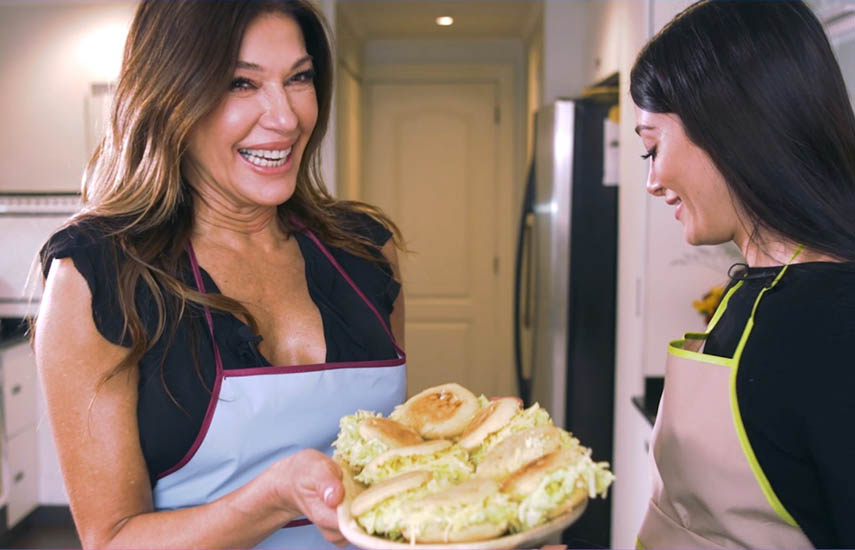 Catherine Fulop junto a su hija Titi Sabatini, de las primeras celebridades de la Argentina en compartir y enseñar cómo preparar sus especialidades culinarias.