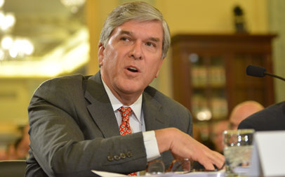 Gordon Smith, presidente de NAB: "Esto es fundamentalmente justo y sirve al interés público. Permitir nuevas fuentes potenciales de capital para estaciones de radio y televisión estadounidenses fortalecerá nuestra capacidad de seguir proporcionando noticias convincentes, entretenimiento y programación deportiva y para seguir siendo competitivos en un mundo digital multicanal".