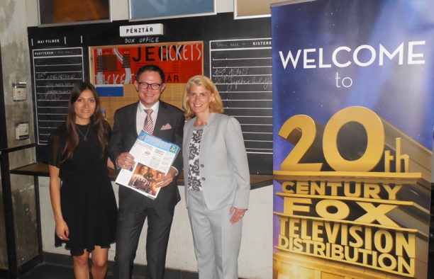 Lauren James, Simon Bathe, Dorothy Crompton, en el screening de 20th Century Fox.