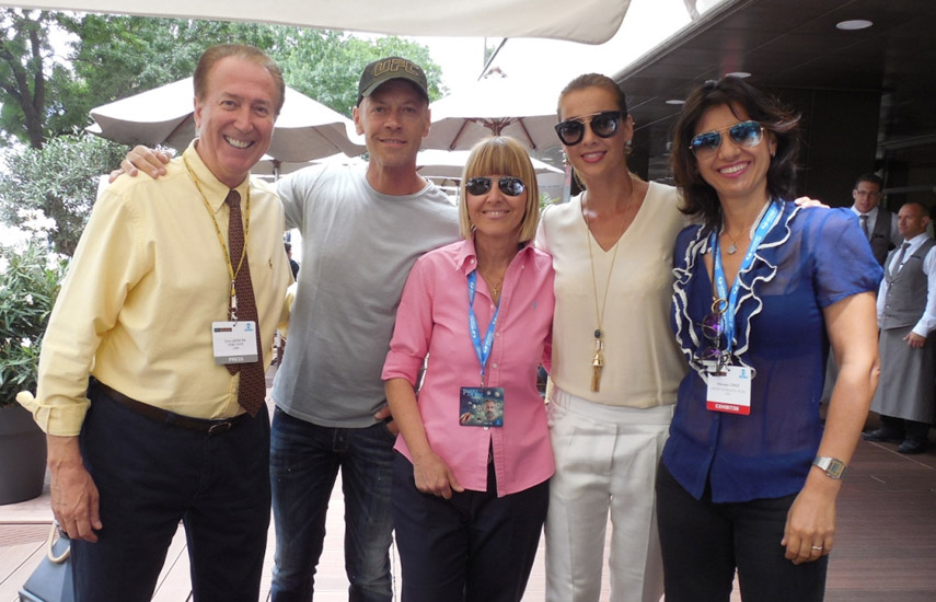 Dom Serafini, fundador y editor responsable de VideoAge en Natpe Budapest junto a Rocco Siffredi, su esposa Rozsa y las ejecutivas de Mediaset, Sonia Danieli y Manuela Caputi.