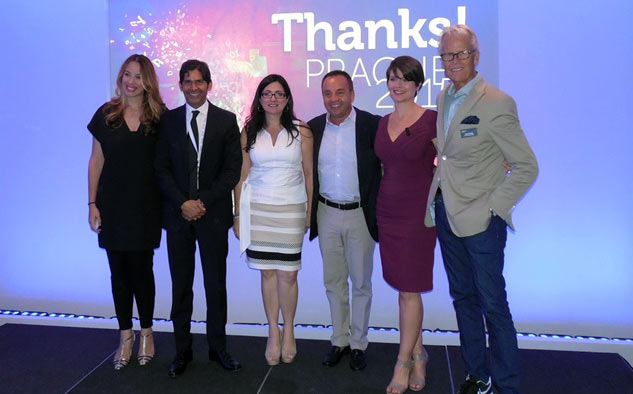 Rod Perth (der.), CEO de Natpe, junto al plantel de ejecutivos de Telemundo Internacional, encabezado por su presidente, Marcos Santana.