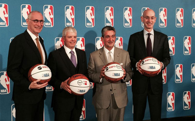 El pacto acaba de ser sellado. Cabezas de Disney y de la NBA anuncian el acuerdo.