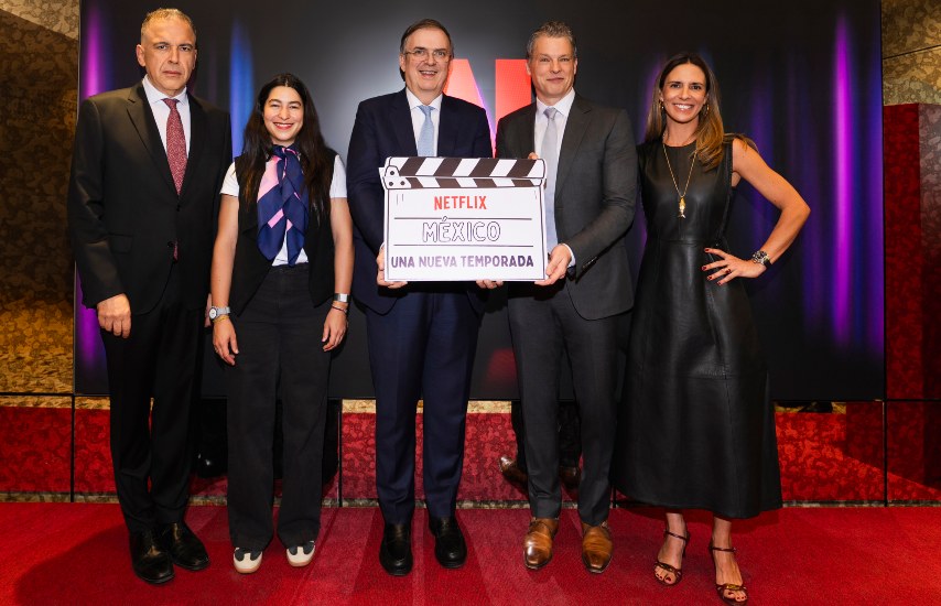 Francisco Ramos, VP de Contenido para Latinoamérica; Manola Zabalza, secretaria de Desarrollo Económico de la CDMX; Marcelo Ebrard, secretario de Economía; Greg Peters, co-CEO de Netflix; y Carolina Leconte, VP de Contenido para México de Netflix, en el acto de apertura de la nueva oficina en la capital del país.