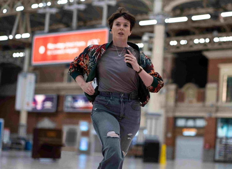 Alexandra Roach interpreta a una directora técnica interina del Centro Nacional de Seguridad Cibernética del Reino Unido, uno de los dos personajes centrales del drama.