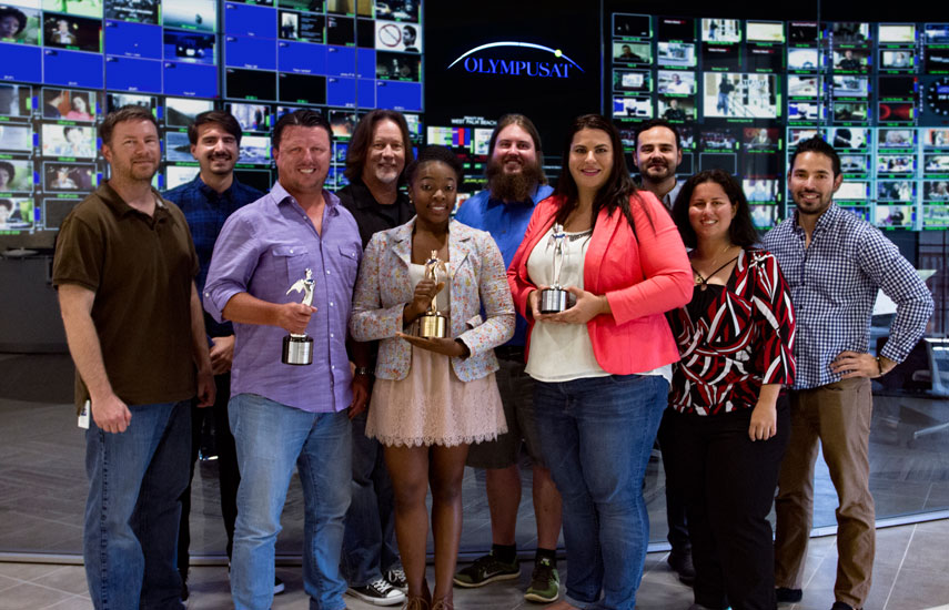 Equipo creativo de Olympusat con los galardones