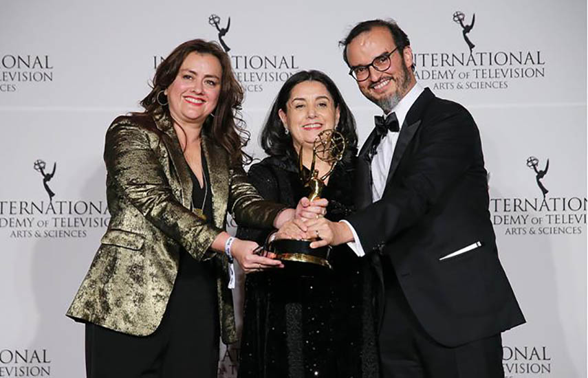 Claudia Sánchez y Juana Uribe, recibiendo el Emmy a Mejor Telenovela