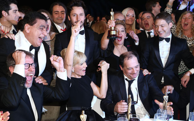 Clarín Elenco y productores de Farsantes, tras recibir el Martín Fierro de Oro.