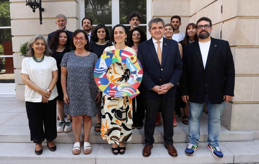 Foto de familia en el acto de anuncio de los finalistas en Buenos Aires: autoridades y lectores de las piezas finalistas. Asistieron el embajador de España en Argentina, Joaquín de Aristegui Laborde, el vicepresidente del Cabildo de Tenerife y Consejero de Turismo, Acción Exterior y Relaciones Institucionales, D. Lope Afonso; la directora de los Premios Quirino, Silvina Cornillón, y el productor ejecutivo de los Premios, José Luis Farias.
