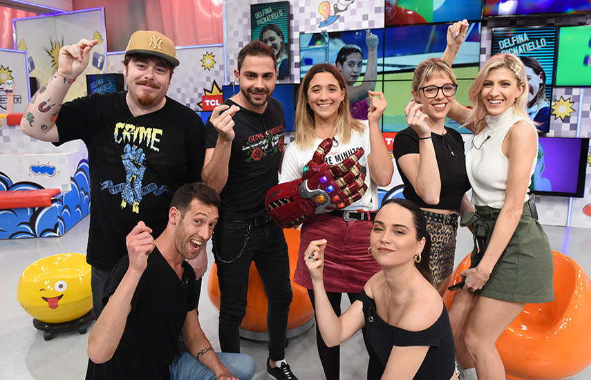 La nadadora argentina Delfina Pignatiello (centro) junto al staff de Redes.
