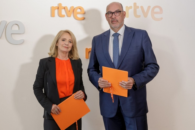 Elena Sánchez Caballero, presidenta interina de RTVE, y Emilio Gayo, presidente de Telefónica España, tras la firma del acuerdo.
