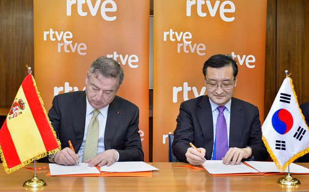 José Antonio Sánchez, presidente de RTVE, y el director general de Arirang TV, Bang Suk Ho, firman el convenio de dos años de duración.