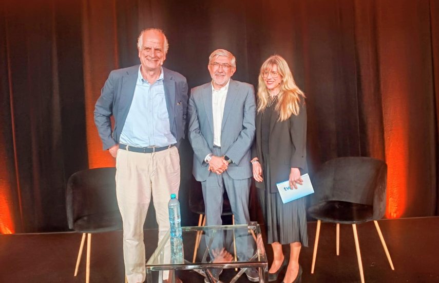 Rafael Bardem, subdirector de Venta de Programas y Licencias; Fernando López-Puig, productor ejecutivo de Ficción y Rosalía Alcubilla, ejecutiva principal de Grandes Cuentas Internacionales en el inicio del panel Imparables: Las telenovelas de RTVE.