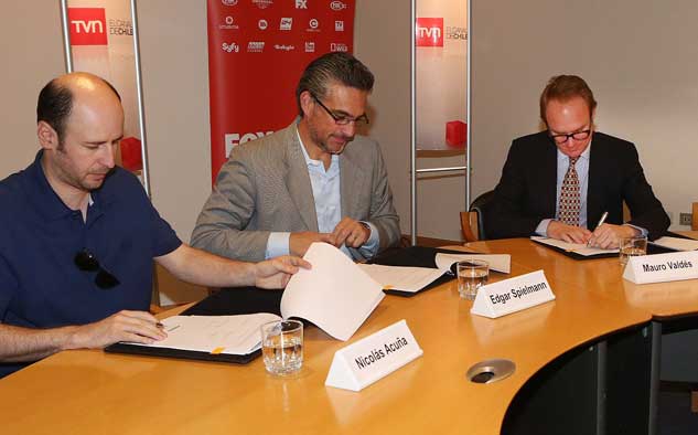 Nicolás Acuña, de Promocine, director de la serie; Edgar Spielmann, VPE y COO de FOX International Channels, y Mauro Valdéz, director ejecutivo de Televisión Nacional de Chile, firman el acuerdo de coproducción.