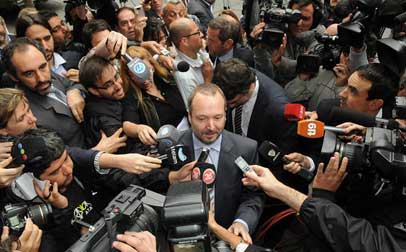Martín Sabbatella, titular de la Autoridad Federal de Servicios de Comunicación Audiovisual, el organismo público encargado de hacer cumplir los nuevos reglamentos, en el centro de la escena, convertido en una estrella mediática. Apenas han pasado horas del fallo y ya notificó a Clarín que el Gobierno no esperará más tiempo para que comience su "plan de adecuación", eufemismo del desguace al que está obligado el grupo de medios argentino.