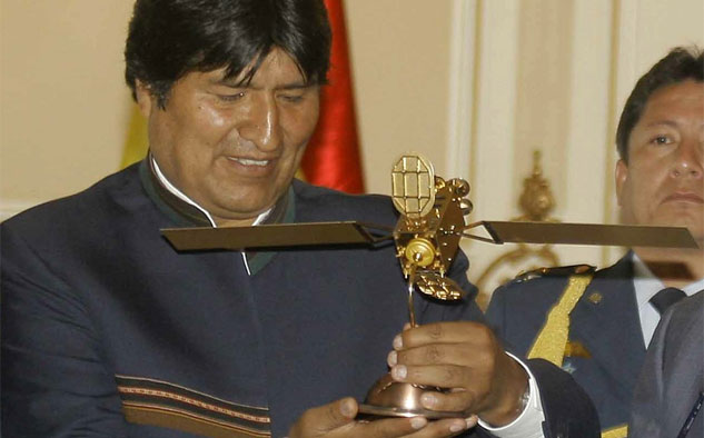 Evo Morales, presidente boliviano: “Comunico al pueblo boliviano el inicio de operaciones de nuestro satélite, que traerá beneficios y resulta una verdadera emoción para el pueblo boliviano. Estamos ahora en la era espacial!”.