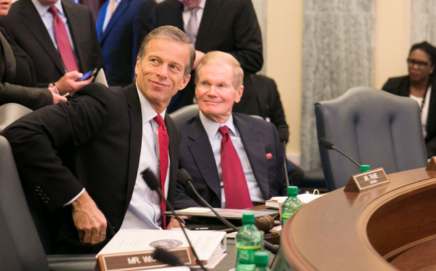La votación ha terminado y la aprobación ha sido unánime. Conformismo en los senadores al frente de sus bancadas: el republicano John Thune, presidente del Comité de Comercio; y el demócrata Bill Nelson.