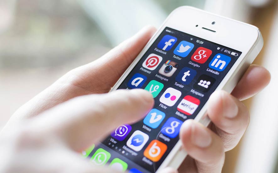 Los chilenos pasan en promedio 1 hora 50 minutos en las redes sociales al día