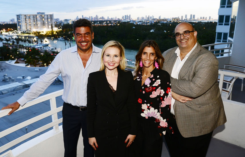 Tras la presentación: Arturo Elías, director de Alianzas Estratégicas de Telmex, director general de la Fundación Telmex y director de Uno TV; Monica Veiga, vicepresidente sénior, de Distribución Internacional; Angelica Guerra, vicepresidente sénior y directora general de Producción para América Latina y EEUU Hispano; Alexander Marín, vicepresidente ejecutivo de Distribución Internacional para América Latina, el Caribe y Canadá.