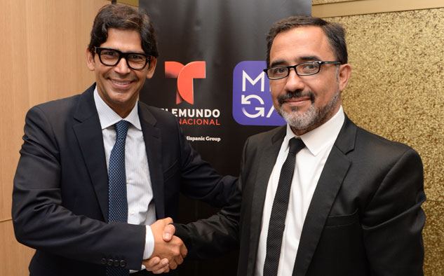 Marcos Santana, presidente de Telemundo Internacional, y Patricio Hernández, CEO de Mega, tras la firma del acuerdo de exclusividad.