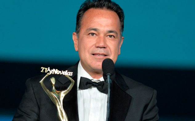 Televisa Nicandro Díaz recibe la estatuilla correspondiente a la mejor telenovela, Amores Verdaderos.